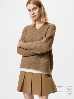FLUFFY V-NECK SWEATER
