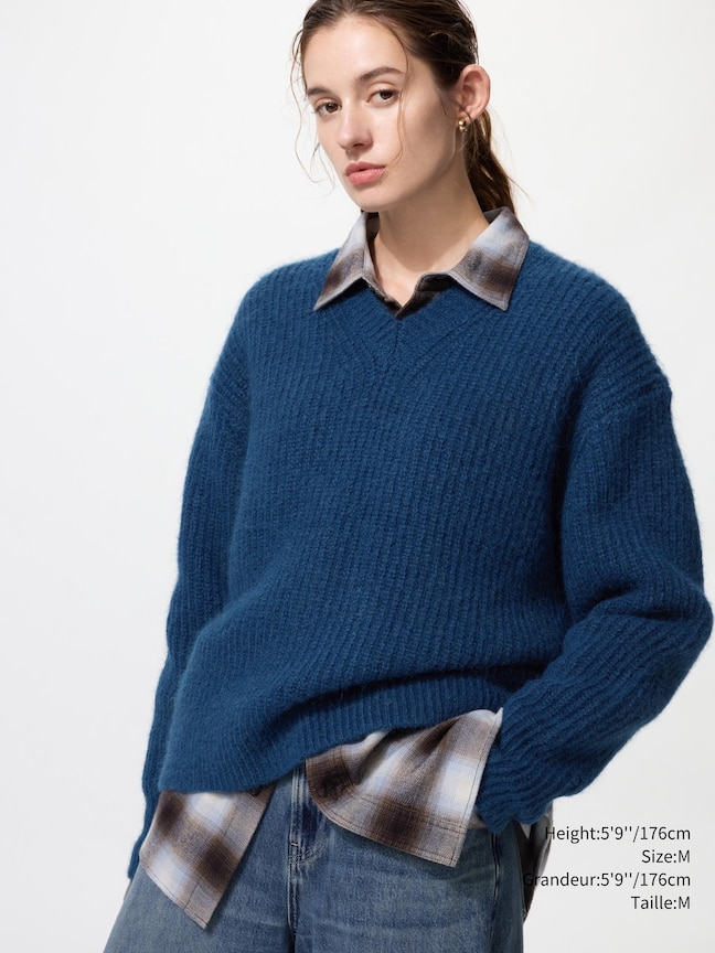 FLUFFY V-NECK SWEATER