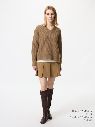 FLUFFY V-NECK SWEATER