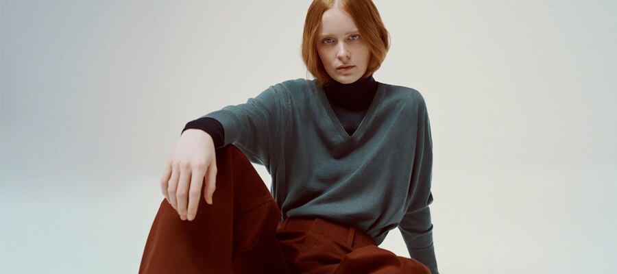 EXTRA FINE MERINO RELAXED FIT V NECK JUMPER