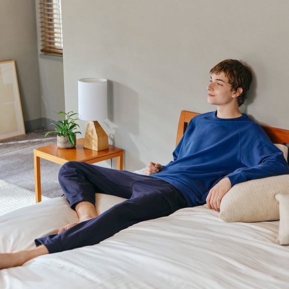 https://image.uniqlo.com/UQ/ST3/eu/imagesother/2021/content-pages/at-home/m-loungewear-1-1.jpg