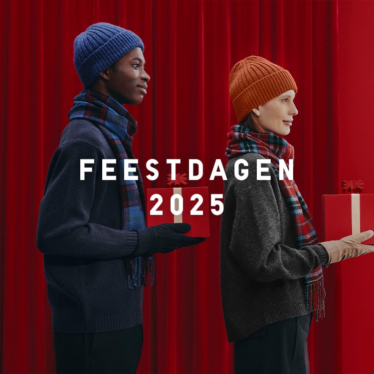 man en vrouw gekleed in uniqlo winterkleding houden ieder een kerstcadeau vast