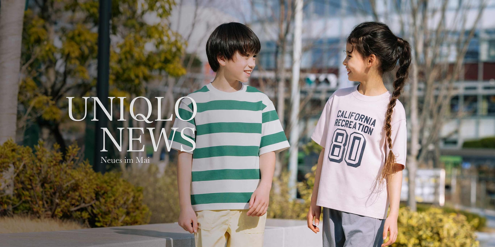Zwei Models tragen T-Shirt in Grün-Weiß-gestreift und hellem Rosa mit Print. Daneben steht UNIQLO NEWS.