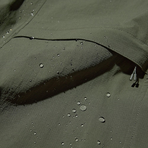 Lapisan water-repellent*, cocok untuk aktivitas di luar ruangan. *Lapisan tidak bersifat permanen.