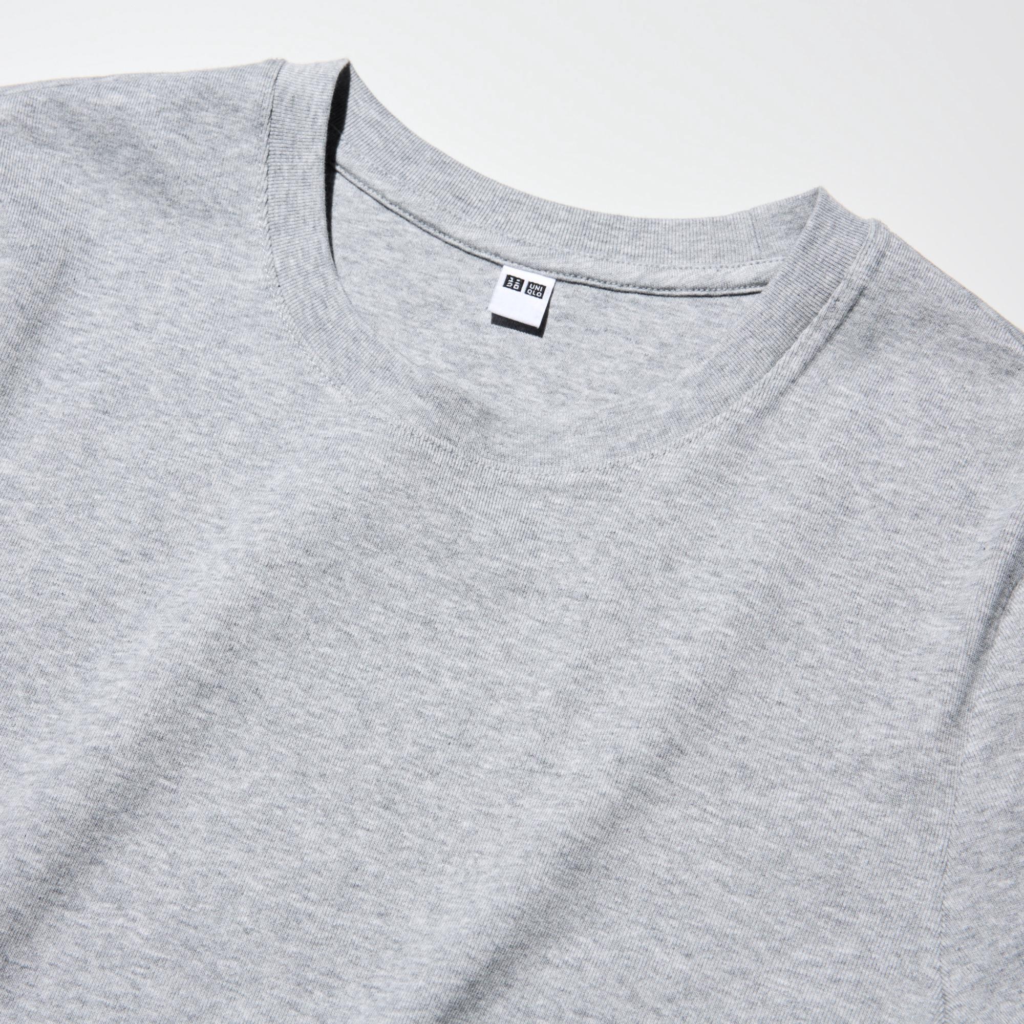 Tight-fitting basic short-sleeve T-shirt with a shorter length. The neckline is trimmed with the same fabric and can be matched with a variety of outfits.