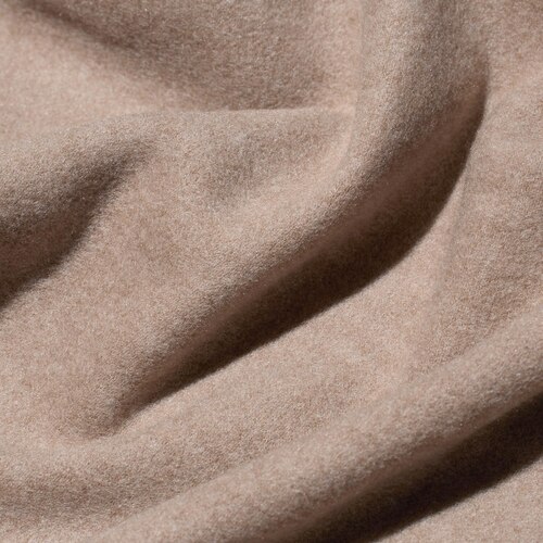 Bahan fleece 'PUFFTECH' yang terasa halus dan nyaman.