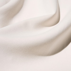 Tekstur matte yang elegan untuk sehari-hari. Bahan halus dengan teknologi DRY untuk kesegaran yang tahan lama.
