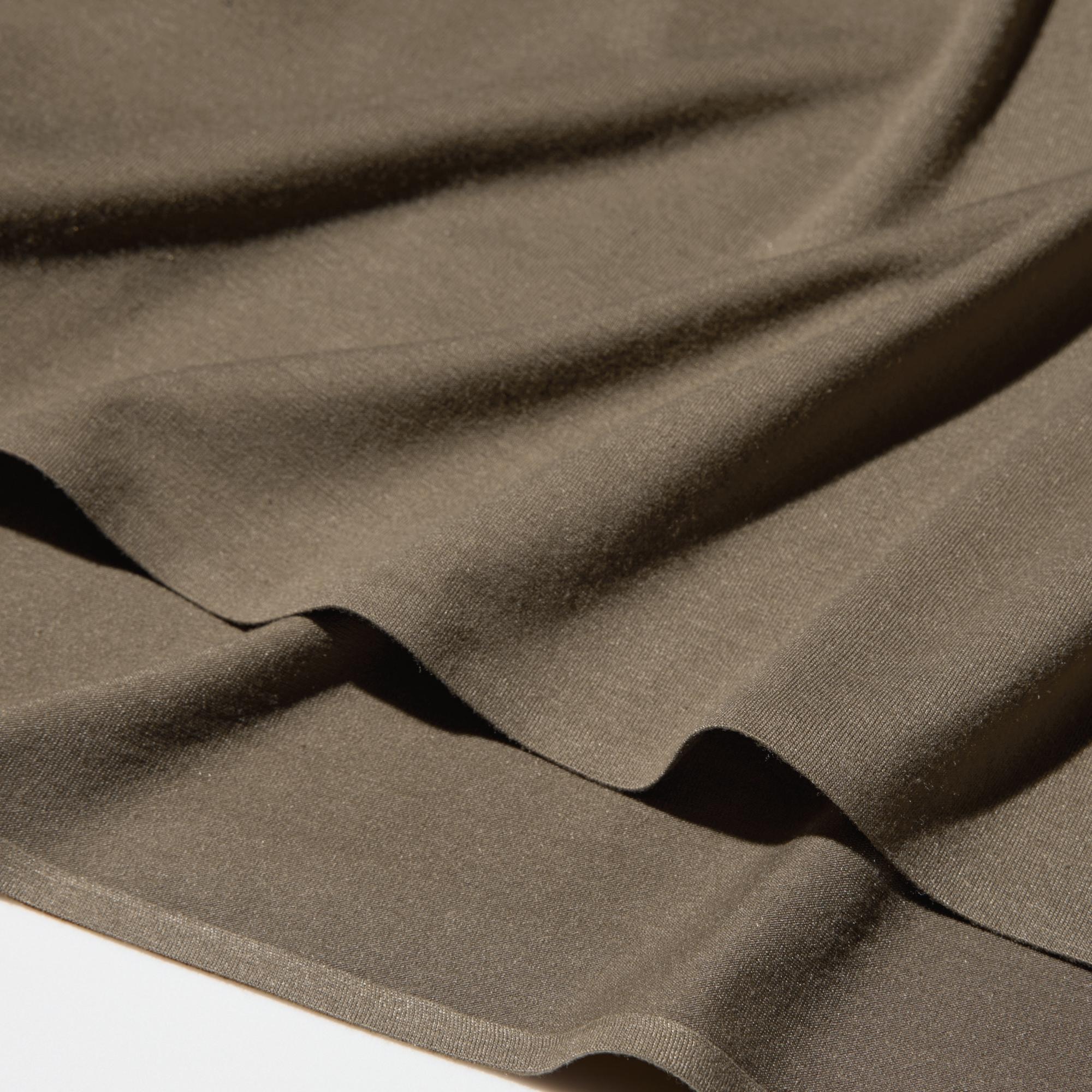 Bahan 'AIRism' dengan tampilan kasual dan aksen drape yang elegan.