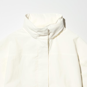 Two-way design with a hood that can be stowed away or used as a stand collar.