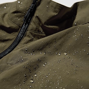 Bahan fungsional dengan lapisan film tahan angin. Lapisan water-repellent untuk melindungi dari hujan ringan.*Bahan dilapisi dengan water-repellent sehingga efeknya tahan lama. Lapisan tidak permanen.