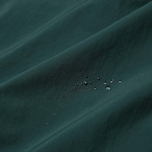 Bahan fungsional dengan lapisan film windproof. Lapisan water-repellent yang melindungi dari hujan ringan. Dibuat tanpa menggunakan bahan kimia perfluorinated (PFAS). *Lapisan tidak permanen