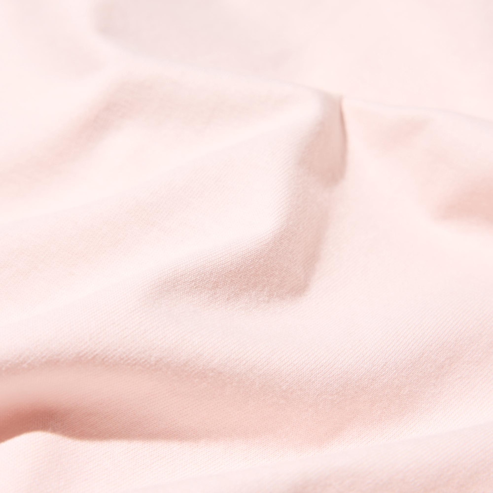 Bagian bodinya dibuat dari 100% katun. *Silakan melihat label care produk untuk kandungan katun.