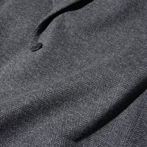 Bahan jersey yang terasa nyaman dan halus. Menampilkan bahan yang cocok untuk tampilan yang berkelas dan pas.