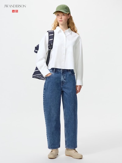 model menggunakan Baggy Jeans UNIQLO