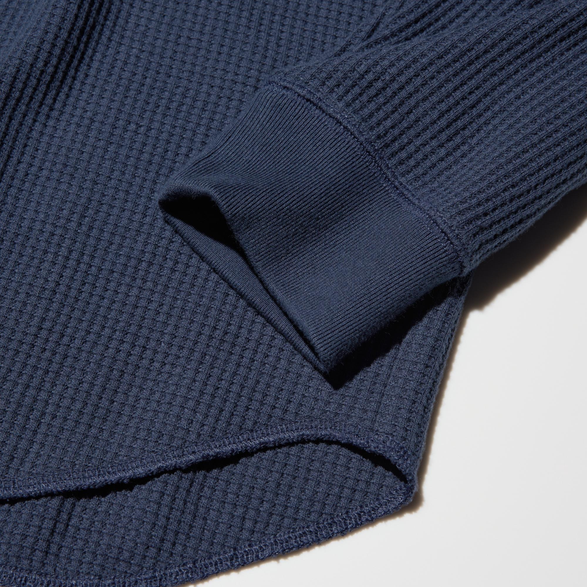 Ribbed cuffs make it easy to roll up the sleeves.