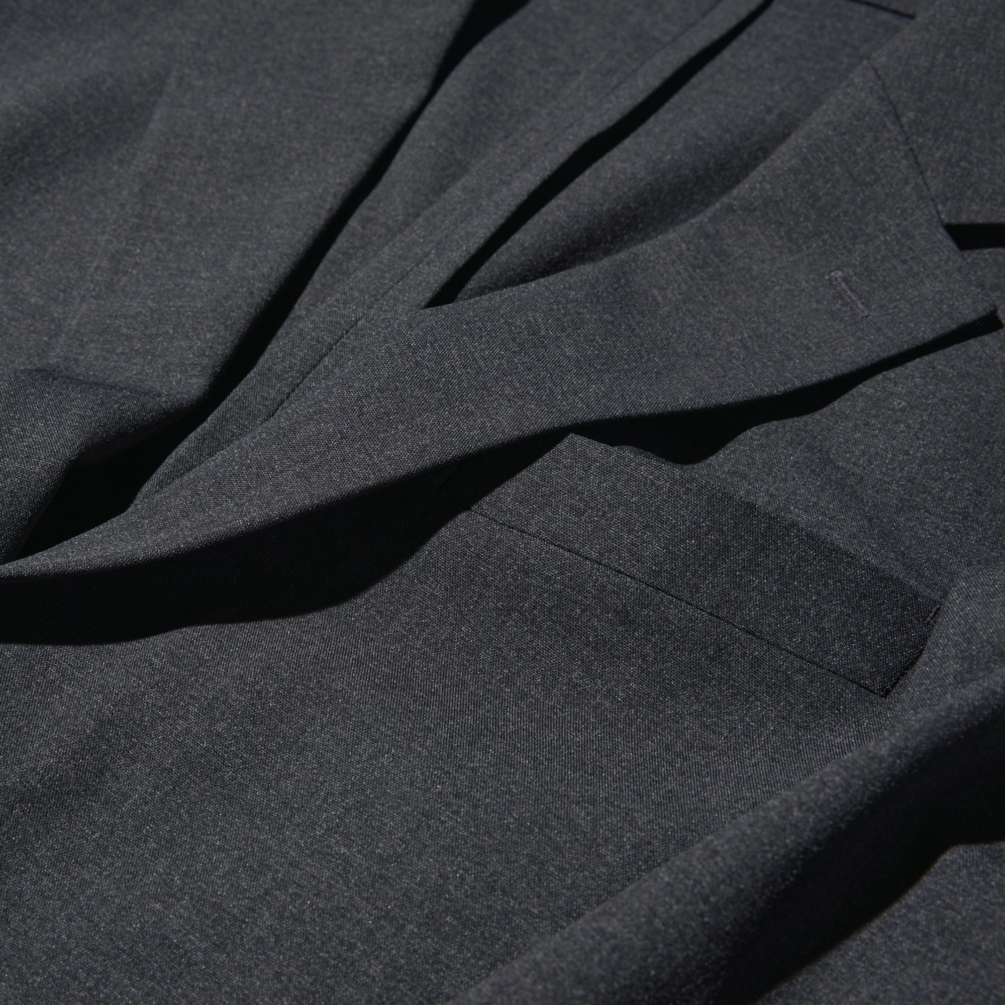 Incredibly comfortable thanks to the lightweight, stretchy, and quick-drying fabric jointly developed by Toray and UNIQLO.
