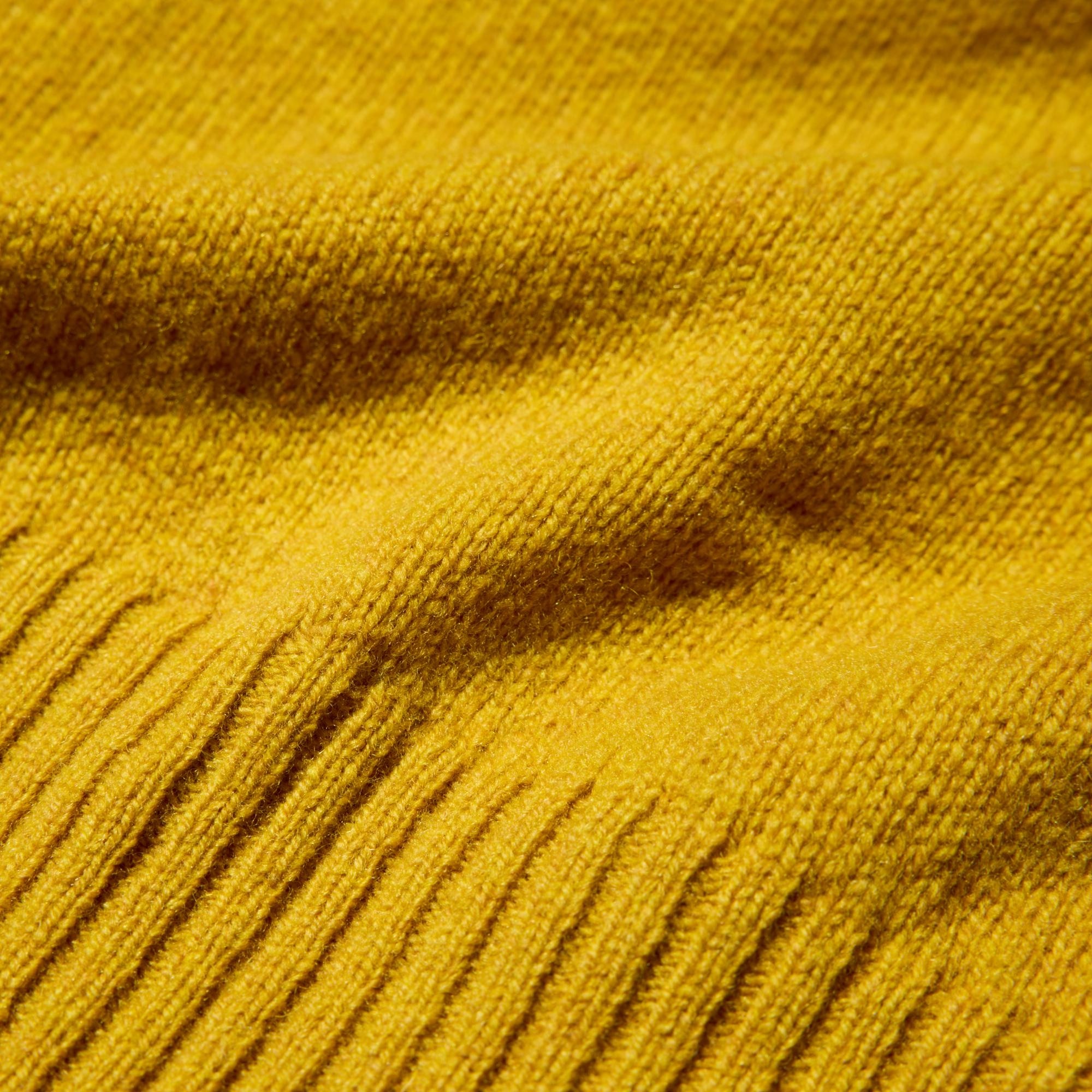 100% premium 19.5-micron wool for softness and warmth.