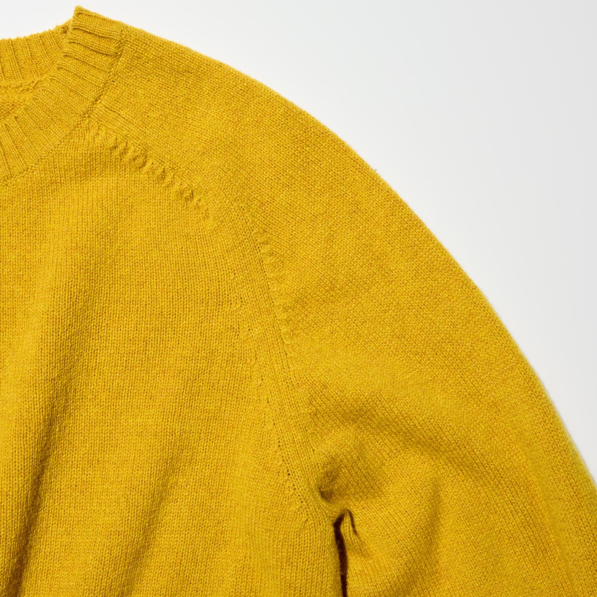 Fully-fashioned knitwear style shoulder seams.