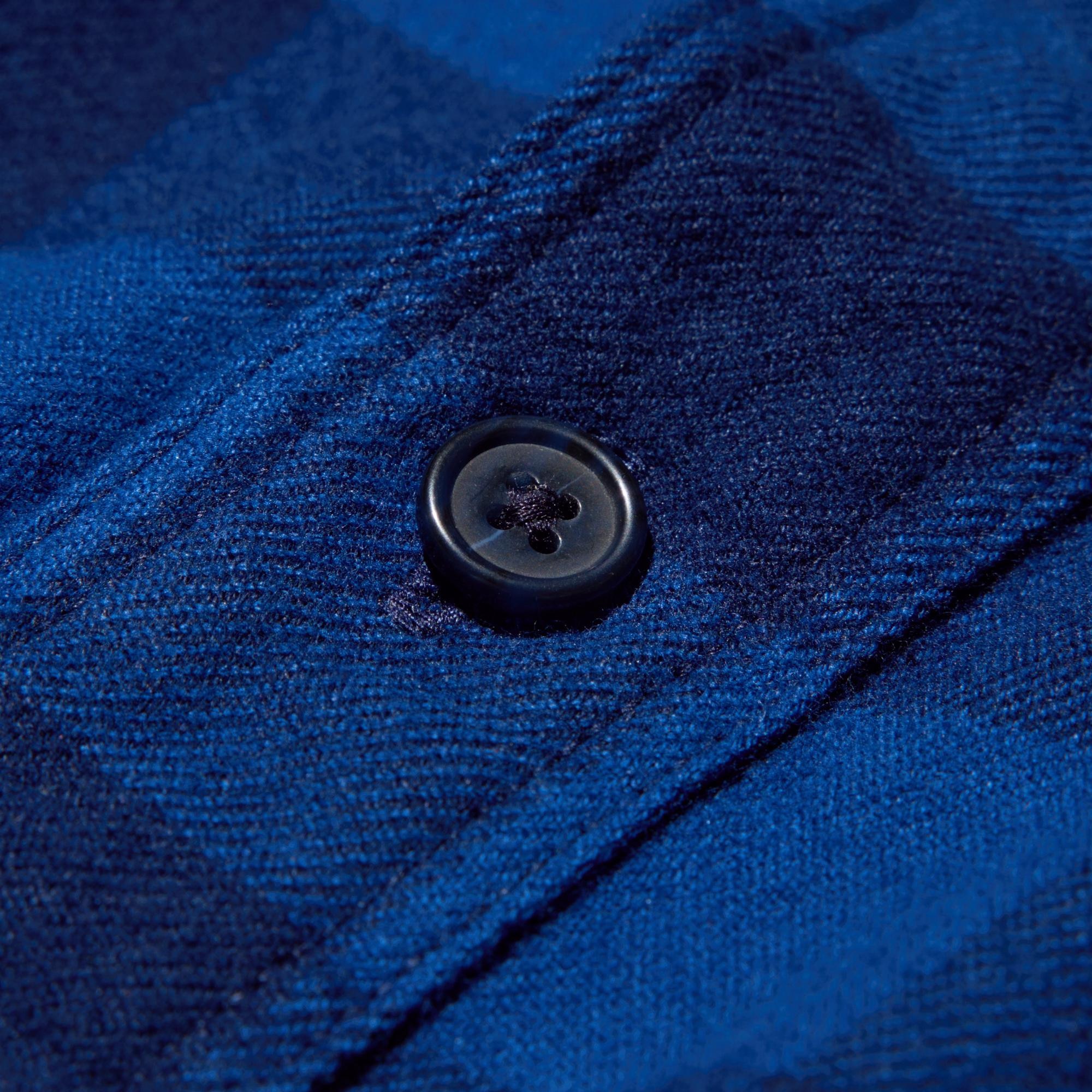 Rounded buttons for easy fastening.