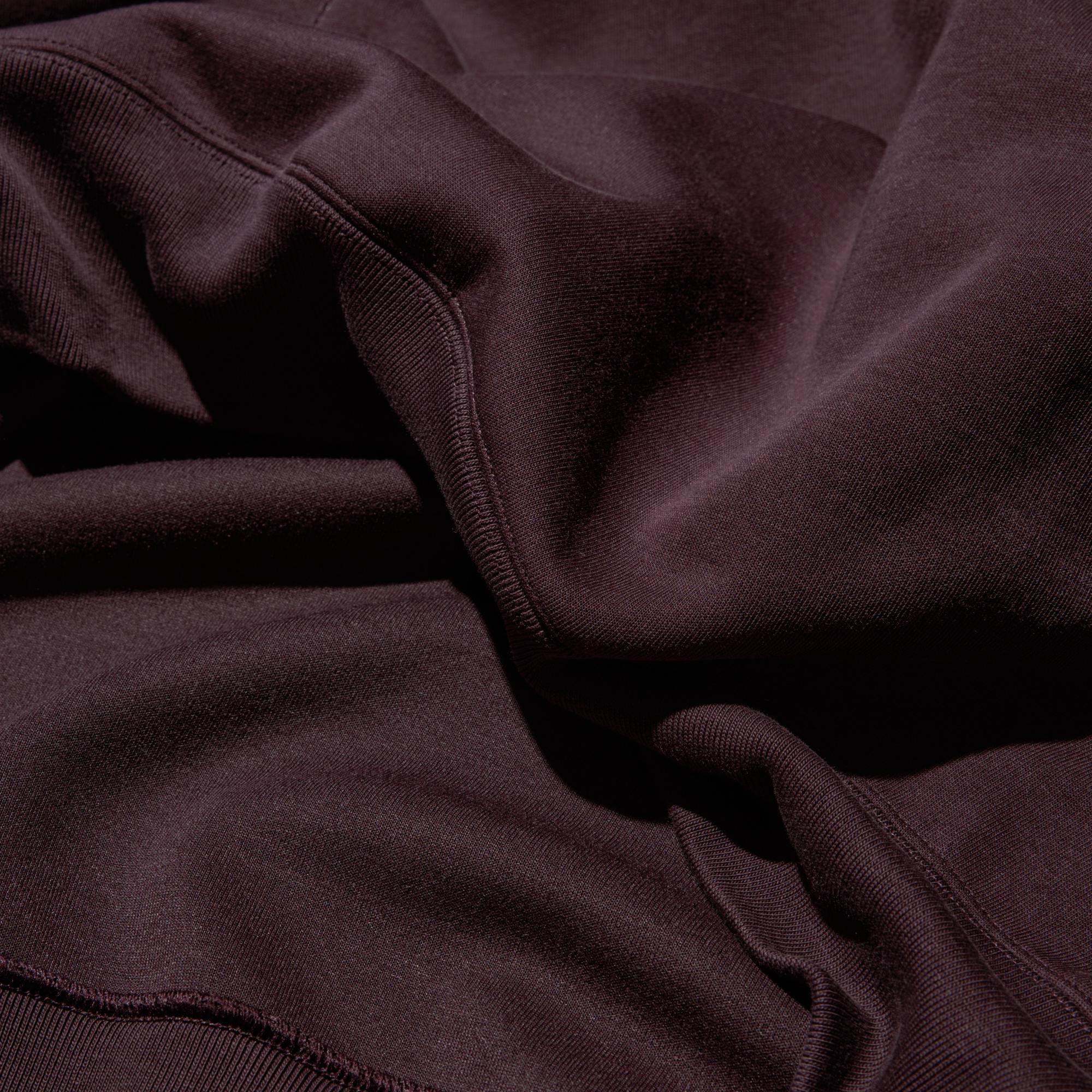 A crisp outer surface with a smooth, neat look. The reverse side is smooth and comfortable to wear.