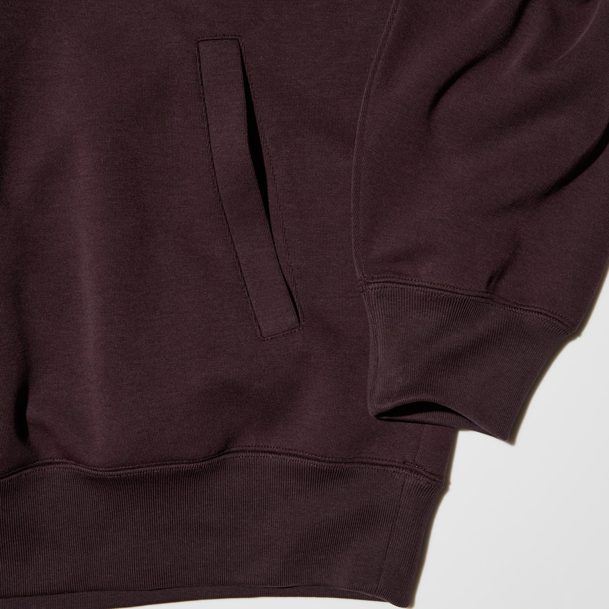 A minimalist look with streamlined pockets and no spindle cord.