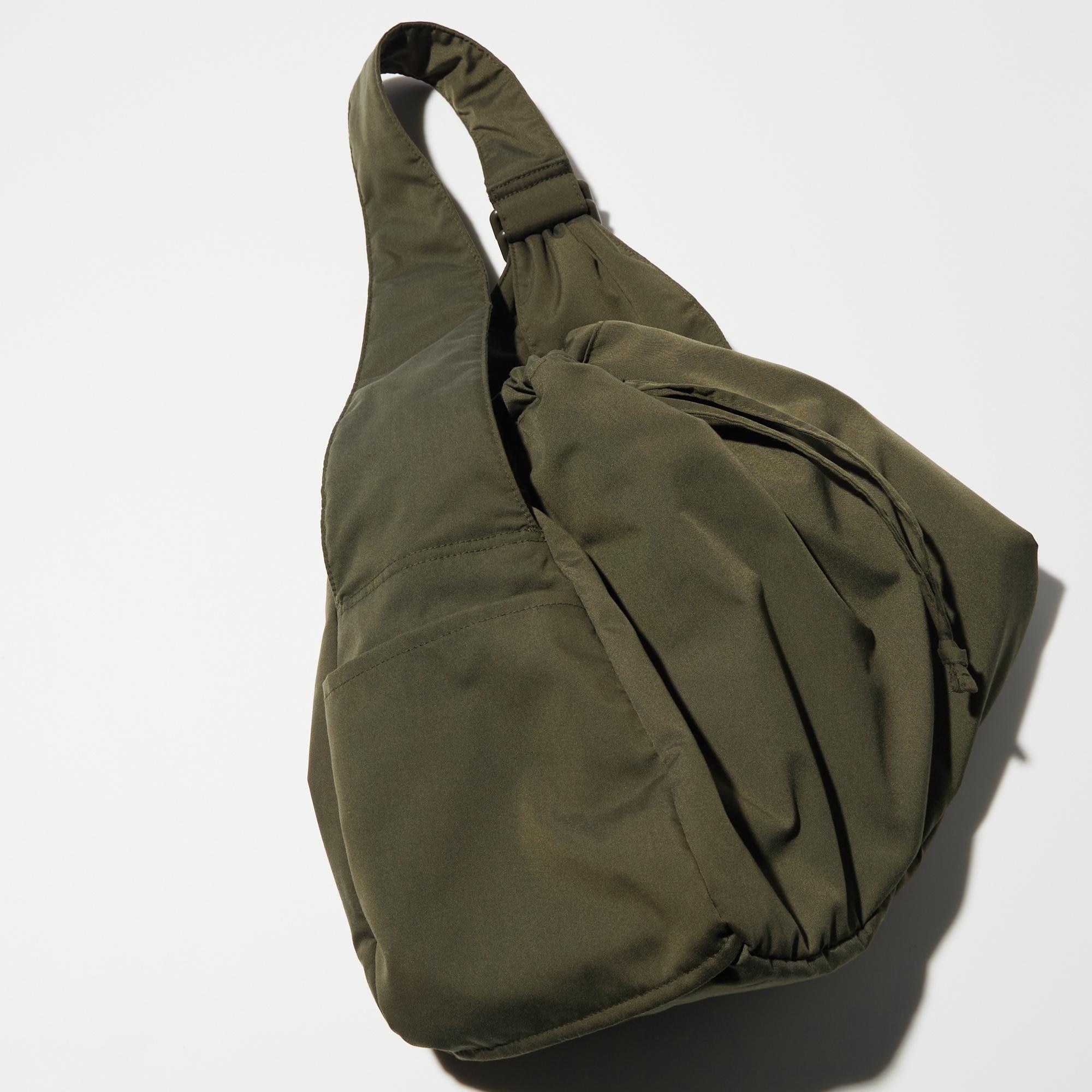 Two outer side pockets and two inner pockets to keep your belongings organized. Wide shoulder strap for comfortable carrying.