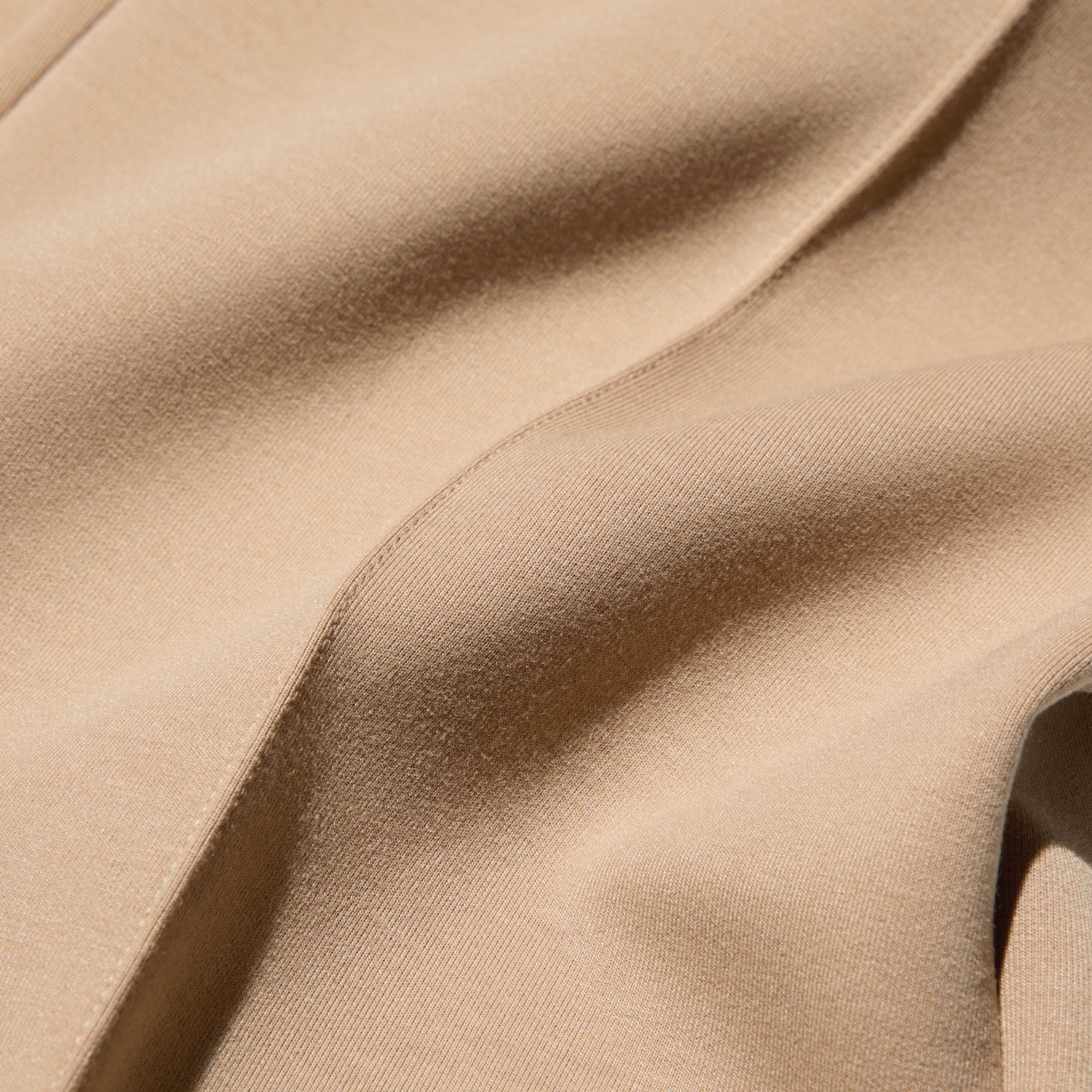 Smooth fabric creates a refined look. With DRY technology.
