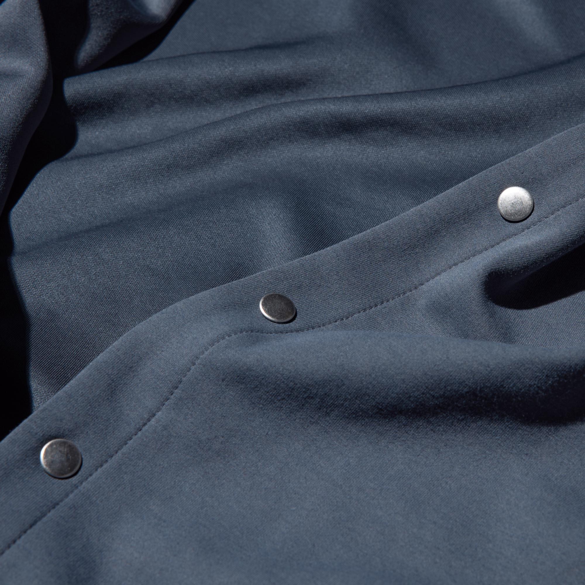 Double-faced fabric creates a sleek yet relaxed impression.