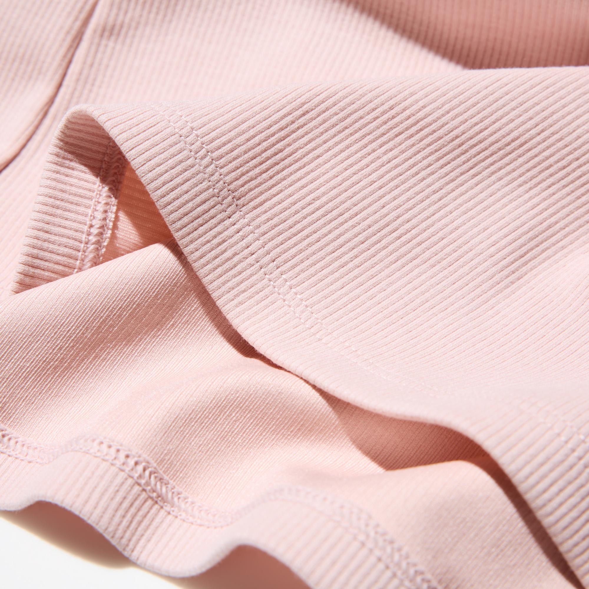 Comfortable 'AIRism' fabric with the look of cotton, perfect for a casual or clean styling. 