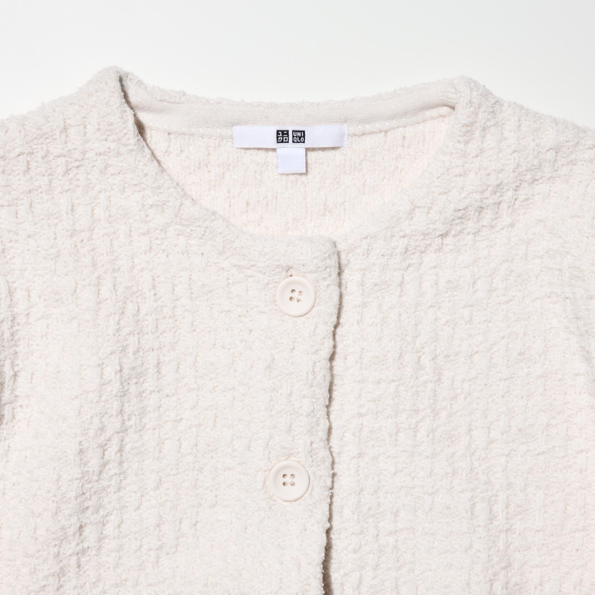 Collarless design and large buttons create an elegant impression.