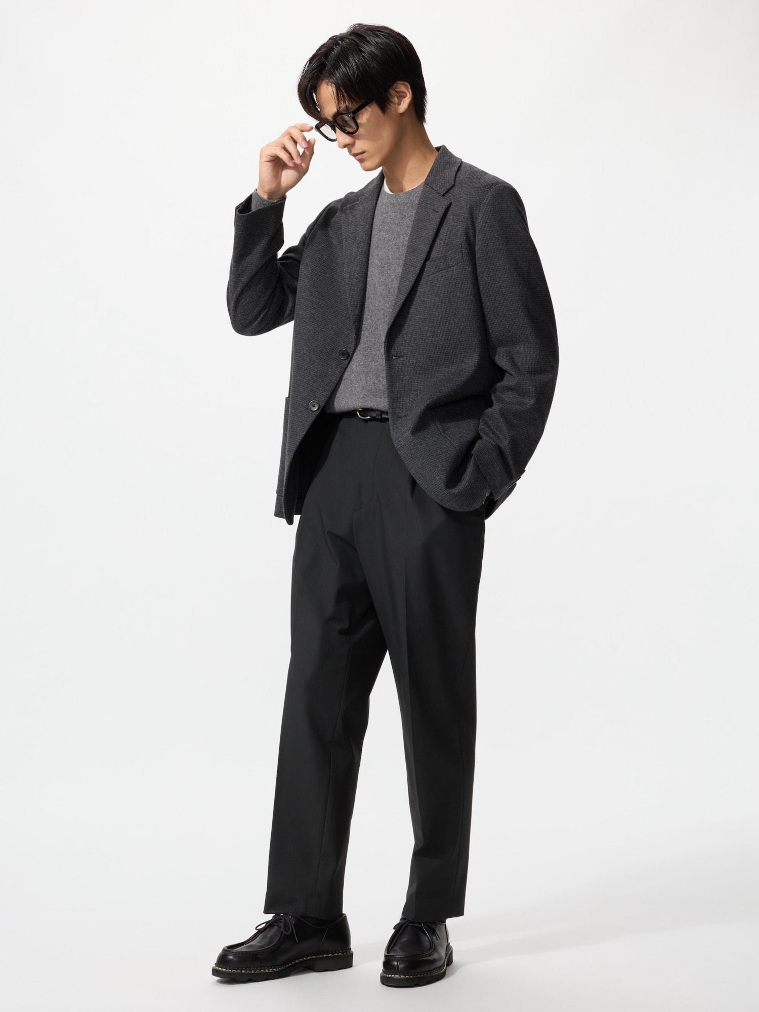 【ブラック】UNIQLO 感動ジャケット スマートアンクルパンツ 見た目はほぼ同じ!? ユニクロの「感動パンツ」と「スマート