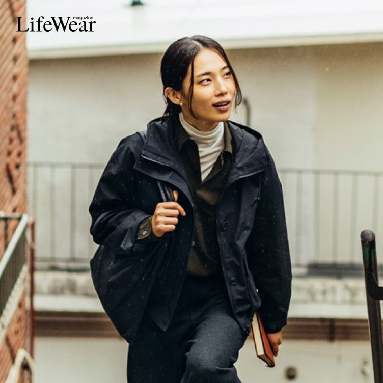 actor Lee Jin Ha wearing Utility Cotton Blend Parka, Easy Care Soft Shirt, HEATTECH Extra Warm Cashmere Blend Turtleneck T-Shirt and Brushed Jersey Barrel Leg Trousers while walking up some steps