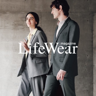 Twee modellen dragen zakelijke kleding van UNIQLO