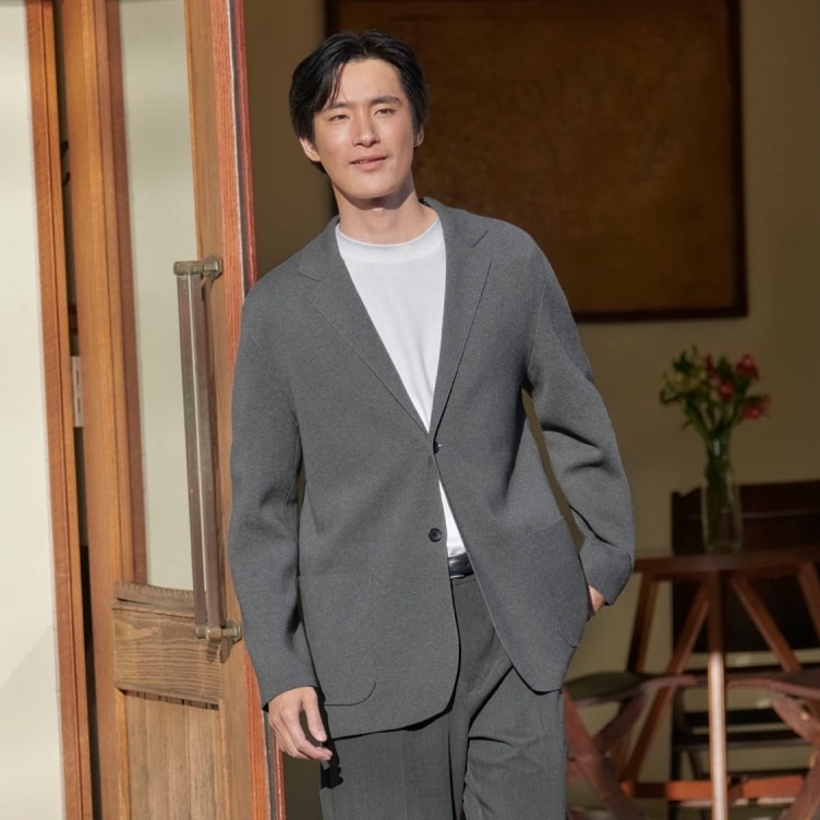 밀라노립 재킷과 앵클팬츠로 스타일링한 캐주얼 룩