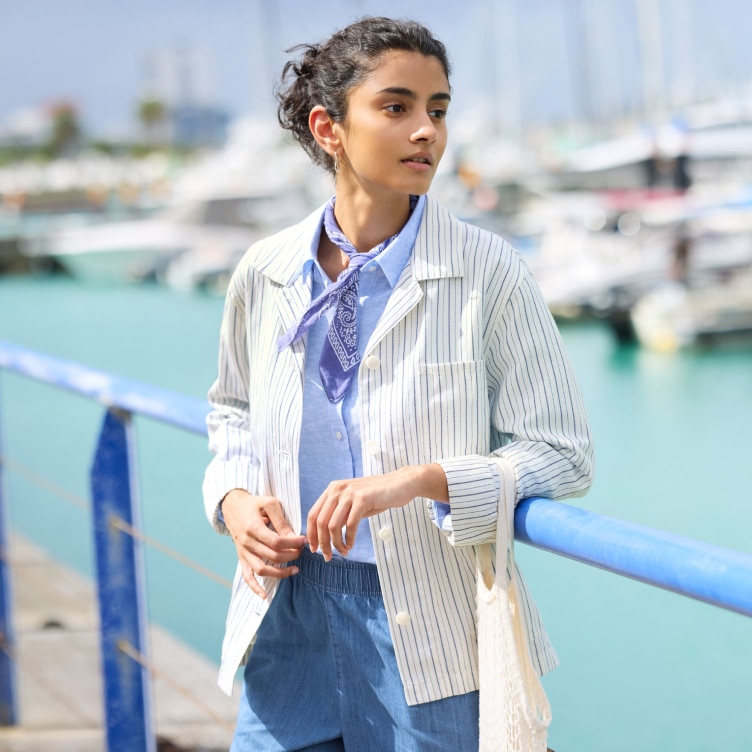 부드러운 코튼과 청량감 있는 리넨이 블렌드된 소재로, 편안한 착용감이 느껴지는 재킷 스타일링