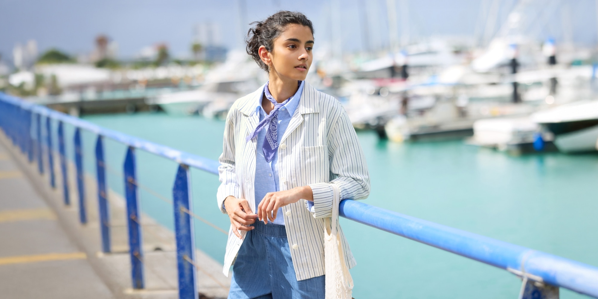 la mannequin porte une veste en lin