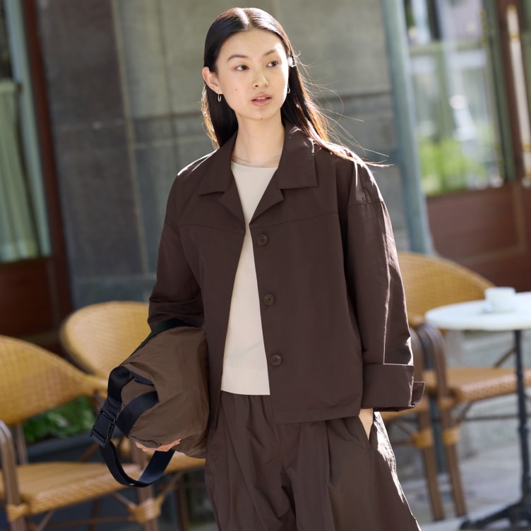 탄탄한 소재감이 느껴지는 쇼트 재킷 스타일링