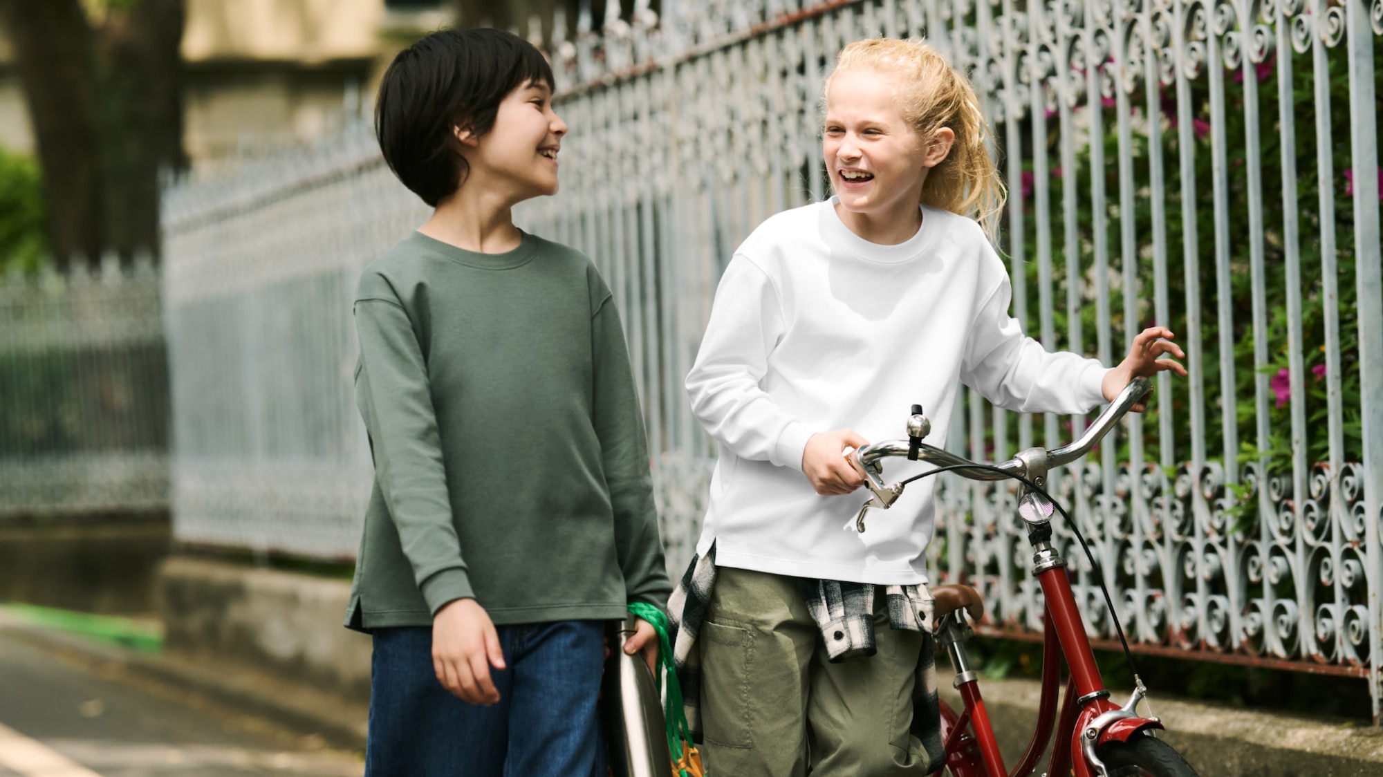 deux enfants portent des T-shirts à manches longues UNIQLO en vert et en blanc
