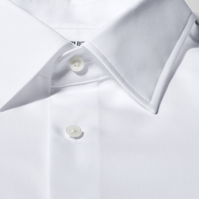 ファインクロス ブロード。双糸の極細糸を使用した、滑らかで上質なドレスシャツの代表素材。形態安定加工を施しお手入れの手間を軽減。