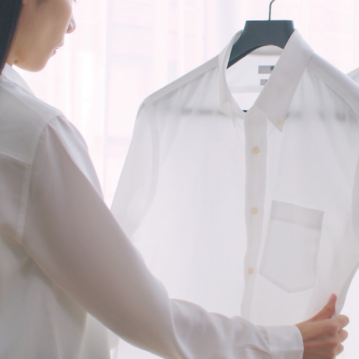 4. 全体を軽く伸ばして干す。*特に前立て、袖の縫い目を伸ばす。