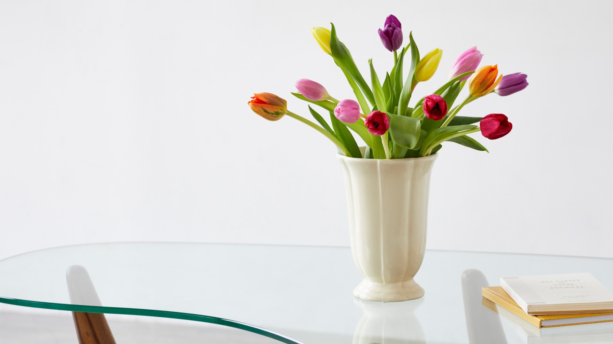 花瓶に飾られたチューリップの画像