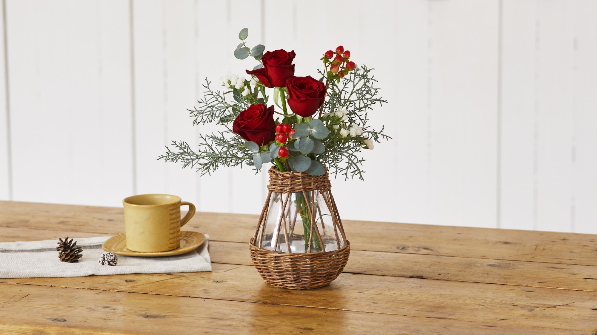 花瓶に飾られた赤いバラの画像