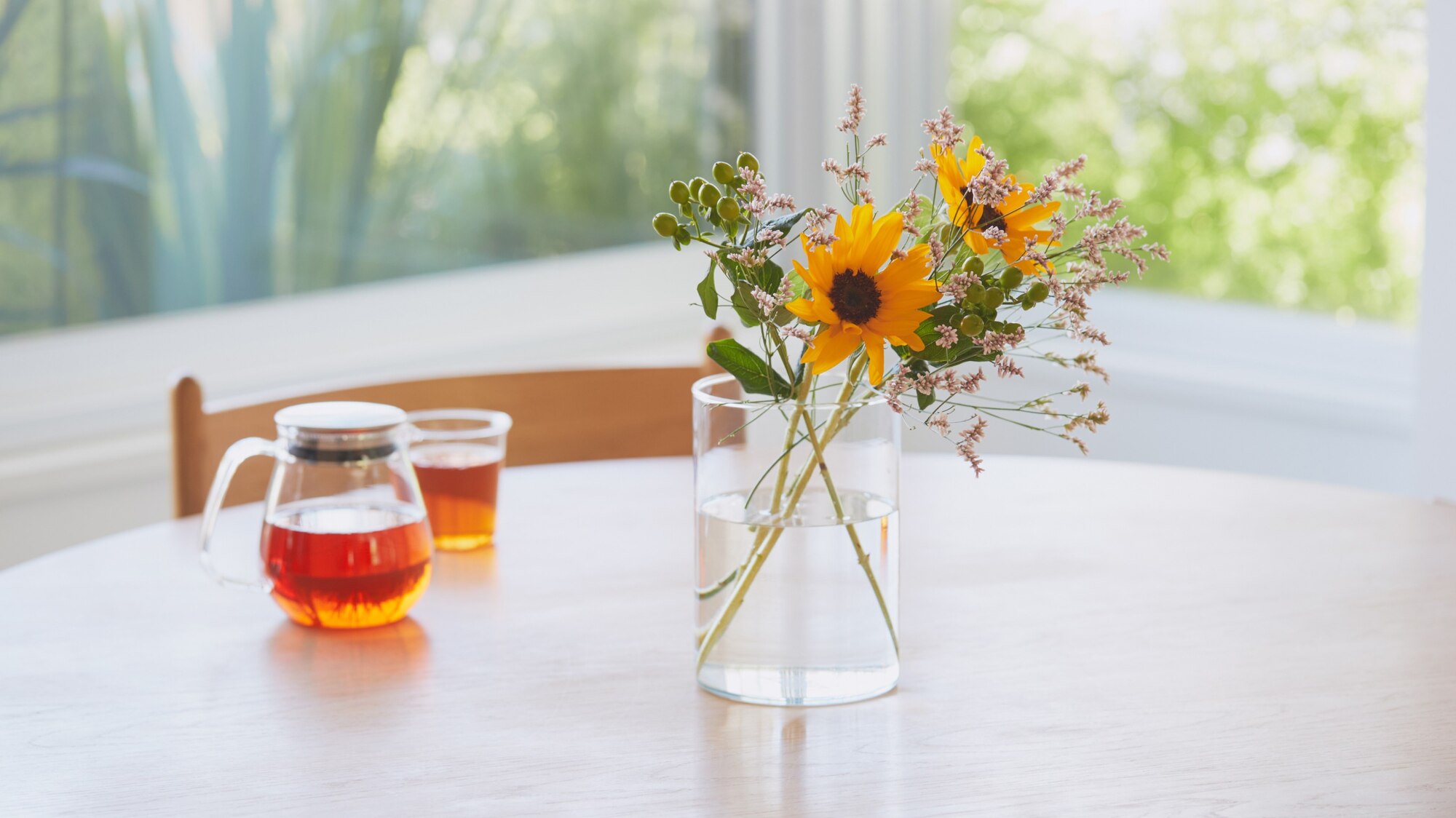 花瓶に飾られたお花の画像