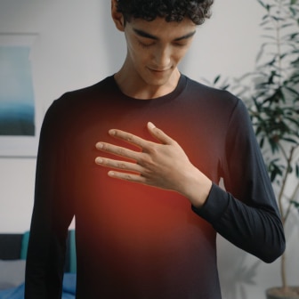 体から放出される水分子の動きを捉え発熱。