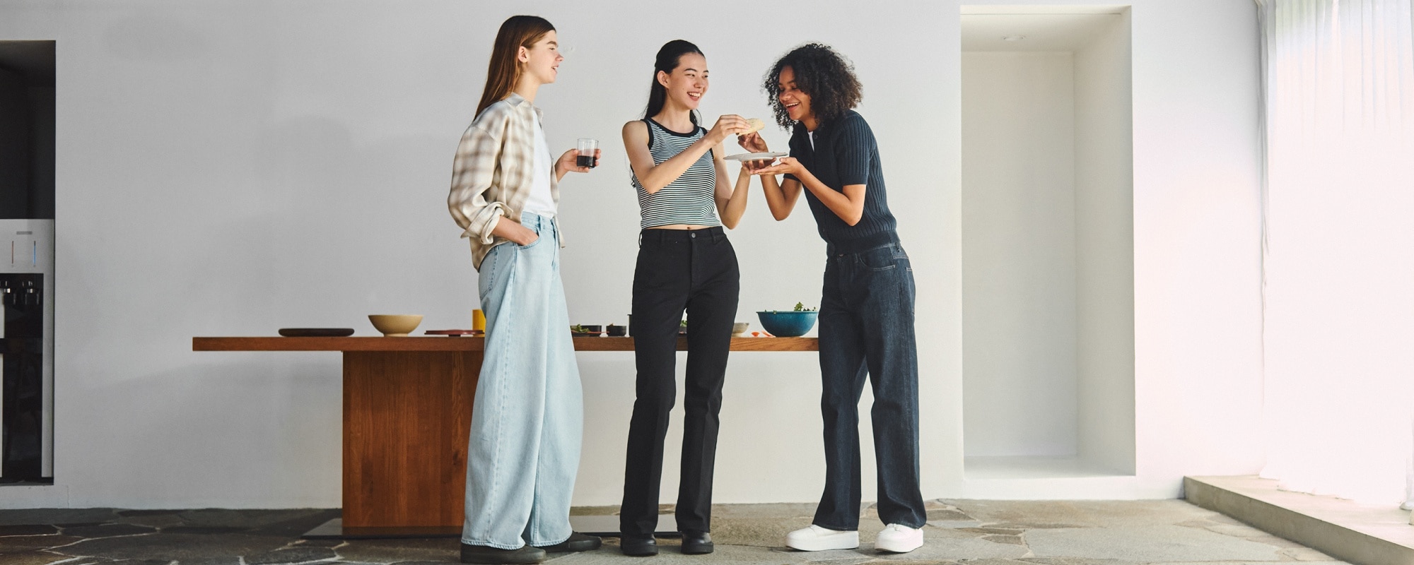 trois mannequins portant des jeans UNIQLO en bleu clair, noir et indigo