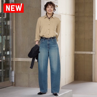model wearing UNIQLO Baggy Curve Jeans in blue