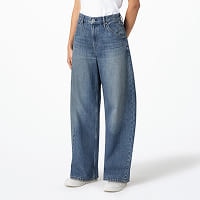 model wearing Baggy Curve Jeans in blue with a white T-shirt