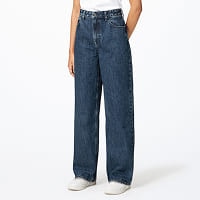 model wearing Baggy Jeans in blue with a white T-shirt