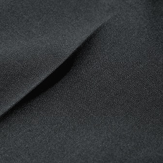 驚くほど軽くてストレッチが効いている心地良い素材。汗をかいてもすぐ乾くドライ機能付き。​