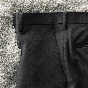 まるでウールのように上質な見た目*を持ちながらウールよりも軽い着心地。